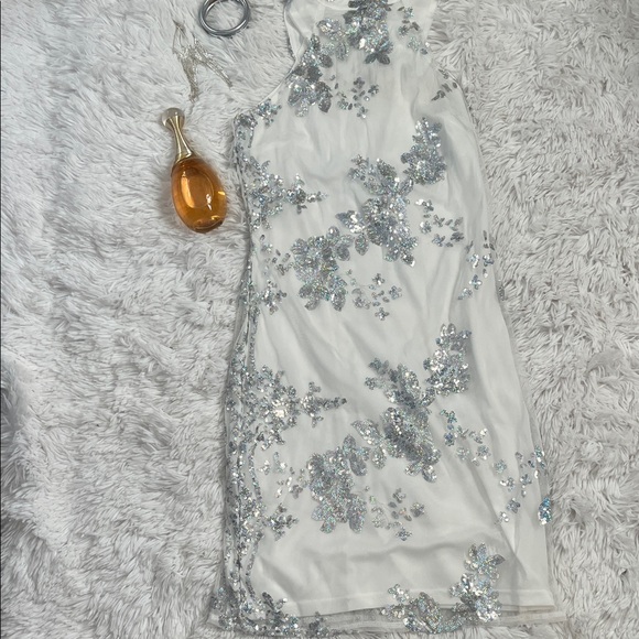 Elegant Silver Sequin Mini Dress - Picture 3 of 7